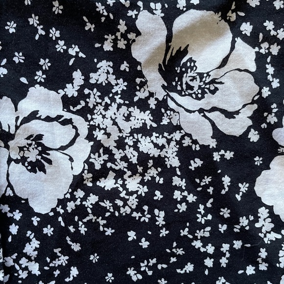 WHO WHAT WEAR Womens Small Blouse Shirt Floral Black White Long Sleeve Button Up - Picture 4 of 7